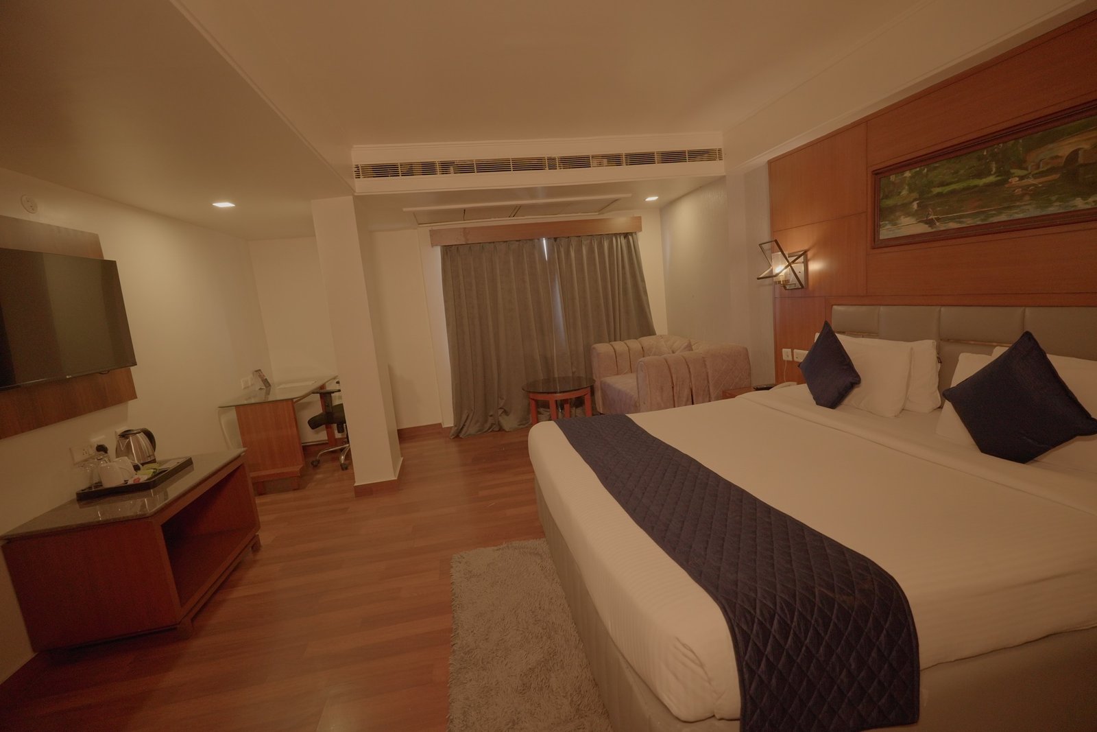 King room with desk