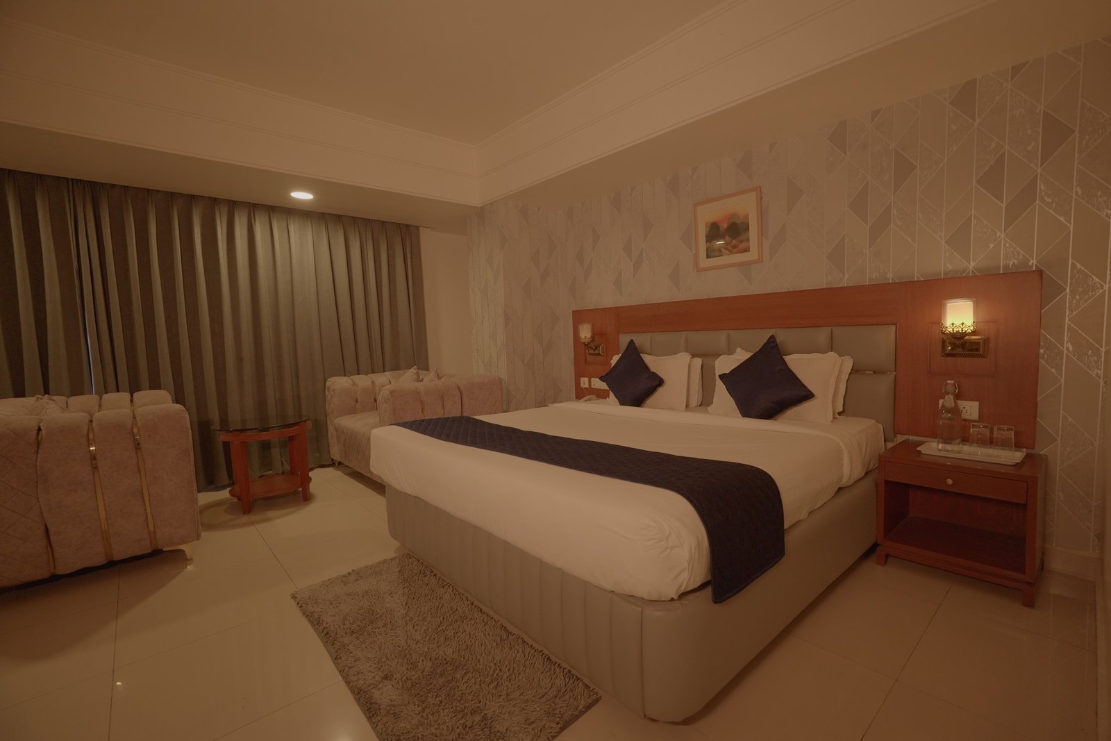 King room with lounge seating